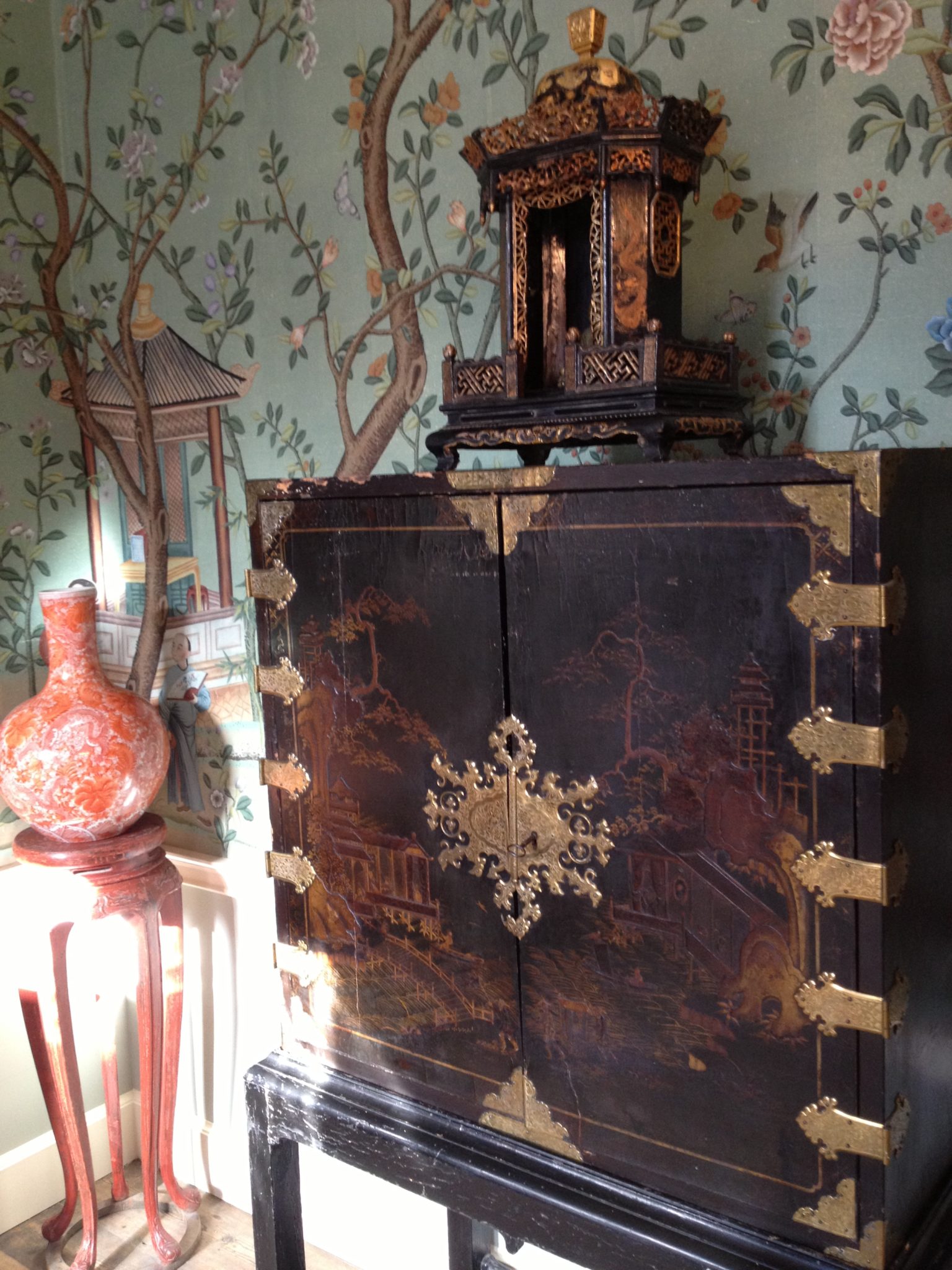 Hand painted single scene chinoiserie paper applied tile by tile - as it woud have been in the wealthiest of houses of the day. With oriental style furniture alongside classic Hepplewhite mahogany in the dining room