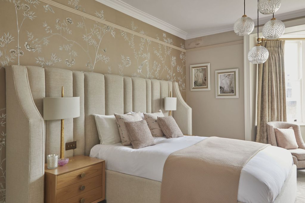 classic-contemporary-townhouse-bedroom-headboard-chinoiserie-01