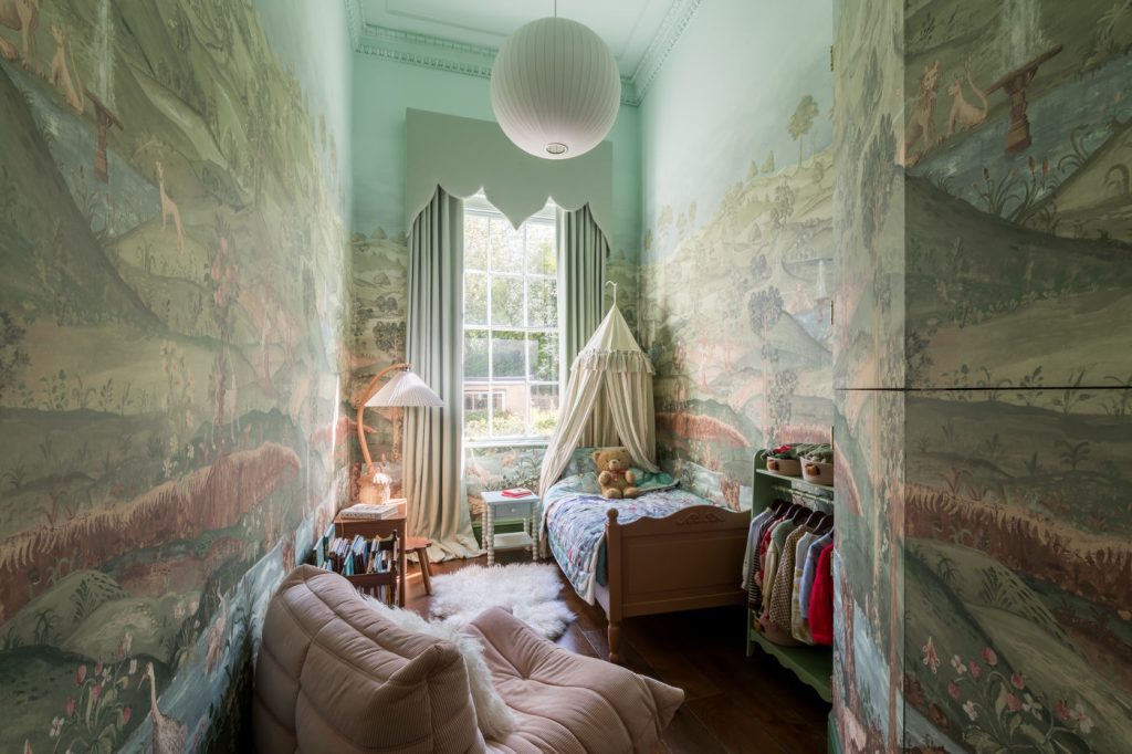 magical-georgian-bedroom-05